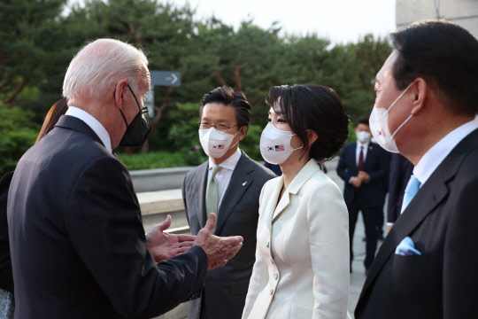 윤석열 대통령과 김건희 여사가 지난 21일 오후 서울 용산 국립중앙박물관에서 열린 환영 만찬에 앞서 조 바이든 미국 대통령을 영접하고 있다.  대통령실 제공
